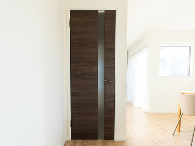 スタイリッシュな木目の建具