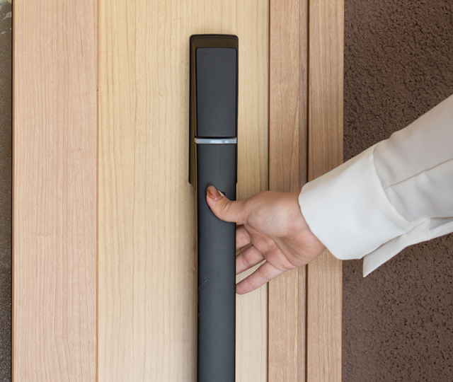 リモコンキーを携帯してハンドルのボタンを押すだけ